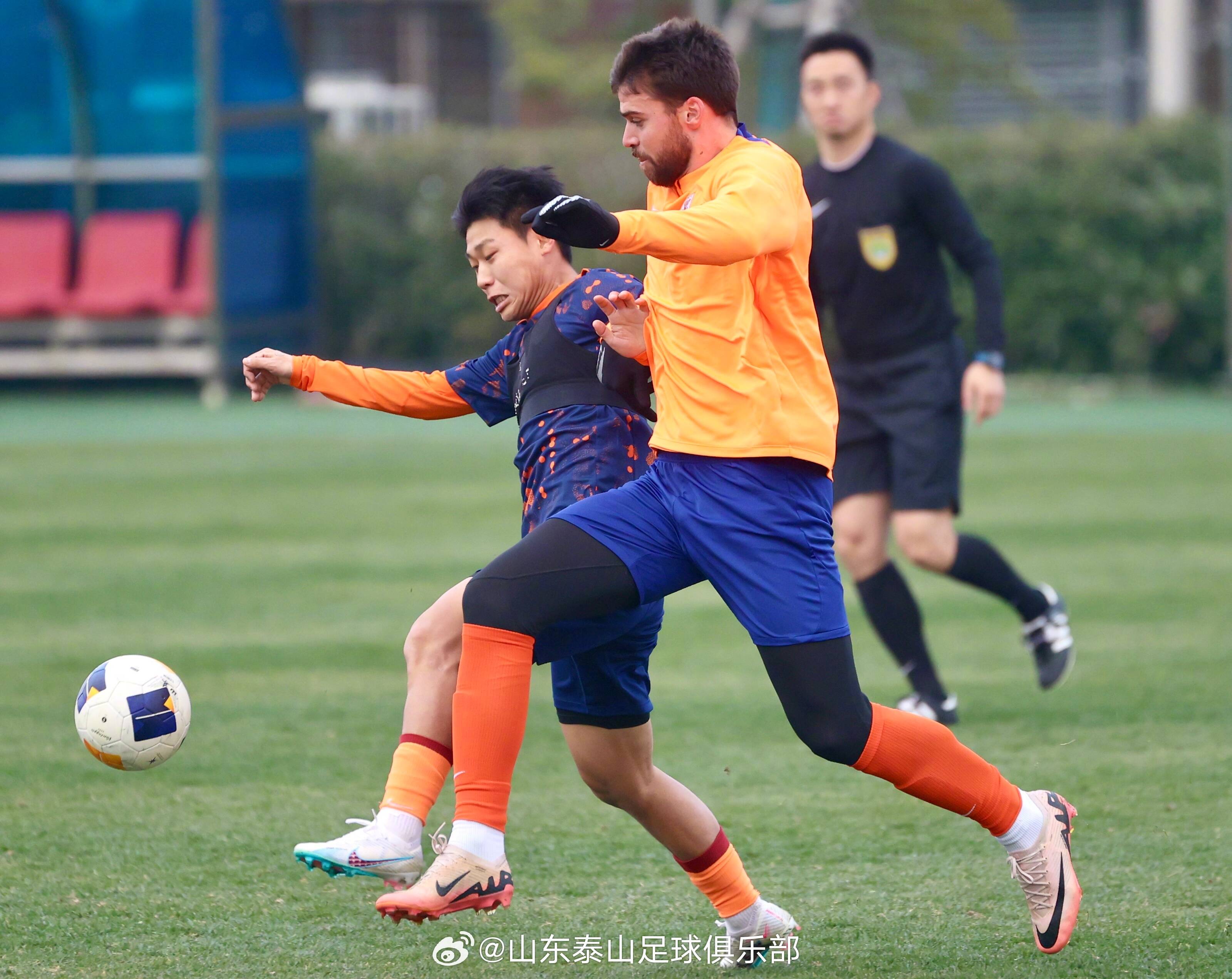 真人-赛地聚焦——NBA总决赛今夜热度飙升，山东泰山复出首秀，引发热议，年轻球员得到机会的简单介绍-真人